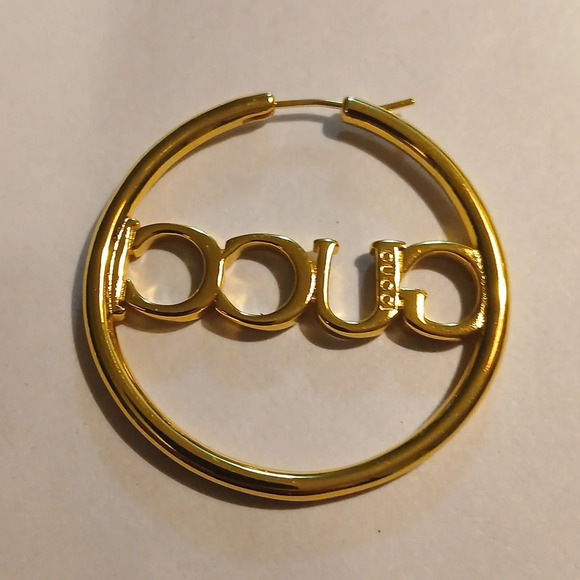 AUTHENTIC GUCCI GOLD TONE LOOP GUCCI NAME IN THE CENTER - Picture 5 of 5